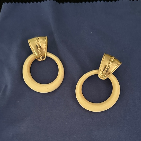 NEW PLUNDER Plunder Design gold-circle with buckle stud earrings - Picture 1 of 3